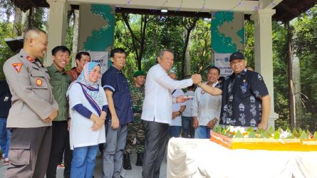 Potong tumpeng, Wakil Menteri Tenaga Kerja, Afriansyah Noor (ujung kanan) Walikota Tangsel Benyamin Davnie dan Kadis Ketenagakerjaan Kota Tangsel,  S Maringan (tiga dari kanan) saat memperingati May Day. (din)