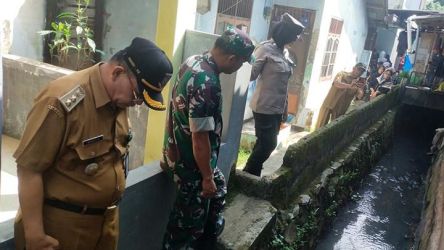 lurah Pondok Cabe Ilir melakukan peninjauan terhadap saluran air  di Jalan Lombok RT 06/07, Pondok Cabe Ilir, Kecamatan Pamulang, yang menjadi tempat hanyutnya ayah dan ank hingga tewas.(dra)