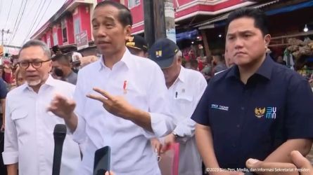 Menteri Erick Thohir bersama Presiden Jokowi ketika sidak di Lampung, Jumat (5/5) Foto : Setpres