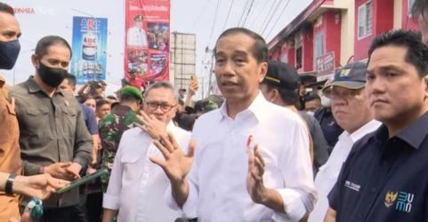 Presiden Jokowi saat berada di Pasr Natar, Lampung. Foto : Setpres