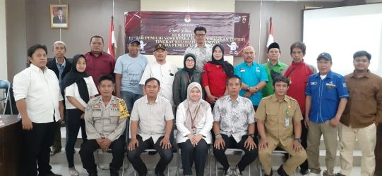 Foto bersama di sela rapat pleno terbuka, Rekapitulasi Daftar Pemilih Hasil Perbaikan-Daftar Pemilih Sementara (RDPHP-DPS) Pemilu 2024, yang diselenggarakan PPS Rempoa. (din)