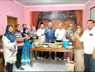 Keluarga besar KUA Ciputat menyelenggarakan Halal Bihalal yang dihadiri Camat Ciputat H Mamat. (din)