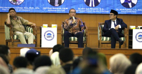 Ketua KPU Hasyim Asyari (tengah) dalam sebuah acara di Jakarta. Foto : Ist