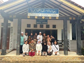 Mahasiswa Fakultas Hukum Universitas Indonesia mengadakan kegiatan pengabdian masyarakat di Pondok Pesantren Madinatunnajah, Kecamatan Ciputat, Kamis (25/5). (dra)