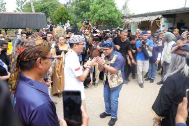 Bersama Menteri Pariwisata dan Ekonomi Kreatif (Menparekraf) Republik Indonesia Sandiaga Uno, Wakil Wali Kota Tangerang Selatan Pilar Saga Ichsan melakukan kunjungan ke Desa Ekowisata Keranggan, pada Minggu (07/05). (Dok. Humas Pemkota Tangsel)