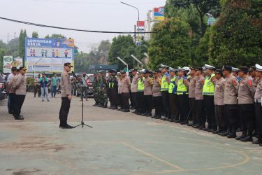 Caption : Kapolres Tangsel, AKBP Faisal Febrianto saat memimpin Apel pengamanan di Hall DC 2 Indomaret, Bitung Curug, Kabupaten Tangerang. Foto : Ist