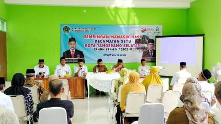 Bimbingan manasik (bimsik) haji berlangsung di KUA Setu dihadiri Camat Setu Erwin Gemala Putra (tiga dari kanan depan). (din)