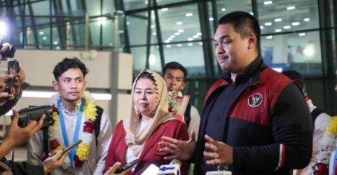 Menpora Dito Ariotedjo (jaket) bersama Ketum FPTI Yenny Wahid saat menjemput atlet panjang tebing setelah bertanding di Korsel.  Foto : Ist