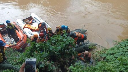 Tim penyelamatan gabungan tengah melakukan pencarian korban hanyut di Pamulang. Korban merupakan ayah dan anak. (dra)