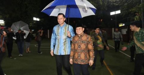 Ketum Demokrat Agus Harimurti yudhoyono saat menyambut kedatangan Ketum PKB Muhaimin Iskandar di Cikeas, Bogor.  Foto : Ist