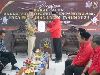 Ketua DPC PDI Perjuangan Pandeglang, Yadi Murodi, menyerahkan berkas pendaftaran bacaleg kepada KPU setempat, Ahmad Sujai, Kamis (11/5/2023).(Ari Supriadi/Tangsel Pos)