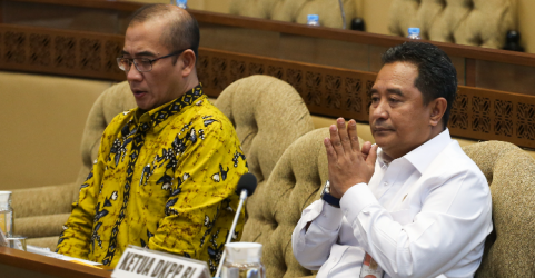 Ketua KPU Hasyim Asyari (kiri) bersama Dirjen Politik dan PUM Kemendagri Bahtiar (kanan) bersiap mengikuti rapat dengar pendapat bersama Komisi II DPR. Foto : Ist