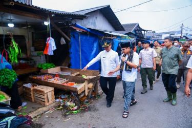 Wakil Wali Kota Tangsel Pilar Saga Ichsan (dua kanan depan)  saat memimpin penertiban dan penataan pedagang pasar Ciputat di dampingi Camat Ciputat H Mamat (kiri). (din)
