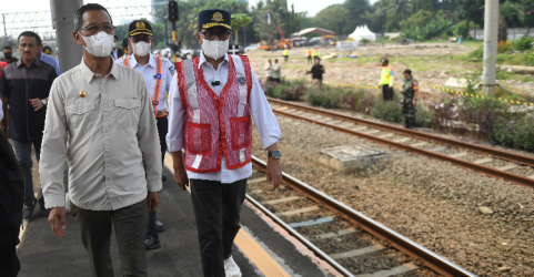 Pj Gubernur DKI Hueru Budi Hartono (kiri) bersama Menhub Budi Karya Sumadi (kanan) saat sidak ke Stasiun Tanah Abang. Foto : Ist