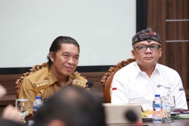 Pj Gubernur Banten Al Muktabar saat mengikuti rapat secara virtual di Pendopo Gubernur. Foto : Humas Pemprov