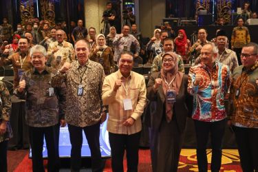 Pj Gubernur Banten Al Muktabar  (no 3 dari kiri) saat hadir pada RUPSLB Bank BJB. Foto : Humas Pemprov