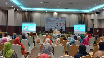 Peserta mengikuti seminar dalam Peringati World Hypertension Day.