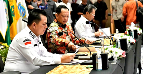 Mendagri Tito Karnawian (baju batik) saat rapat terkaid Pulkada di Kepri. Foto : Ist