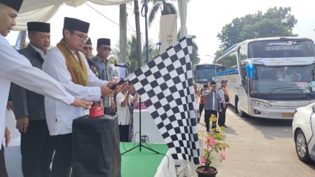 Wakil Wali Kota Tangsel, Pilar Saga Ichsan melepas calhaj Kloter 10 JKG, di Islamic Center, Serpong, kemarin.(din)