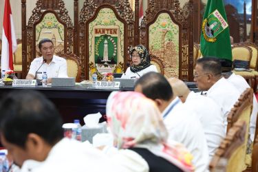 Pj Gubernur Banten saat mengikuti Rapat Koordinasi Pengendalian Inflasi Daerah via virtual yang dipimpin Mendagri.  Foto : Humas Pemprov