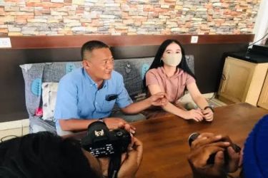 AD dan pengacaranya saat menggelar konferensi pers. Foto : Ist