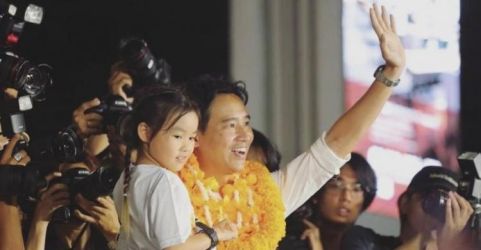 Calon PM Thailand dari Move Forward, Pita Limjaroenrat dan putrinya yang baru berusia 7 tahun. Foto : Ist