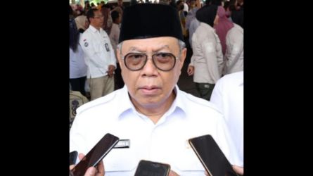 Wali Kota Tangsel Benyamin Davnie saat memberikan keterangan pers. (Dok. Humas Pemkot Tangsel)