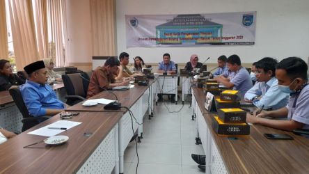 Sejumlah perwakilan karyawan RS Medika BSD, Serpong, mendatangi kantor DPRD Kota Tangsel, Senin (15/5). Kedatangan karyawan tersebut, untuk menggelar diskusi dengan Komisi ll DPRD Kota Tangsel. (dra)