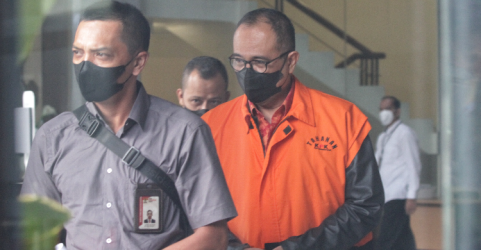 Rafael Alun dengan baju tahanan KPK. Foto : Ist