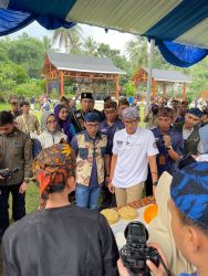 Menparekraf Sandiaga Uno didampingi Wakil Wali Kota Tangsel Pilar Saga saat meninjau stand yang ada di Kampung Ekowisata Kranggan, Tangsel. Foto : Ist