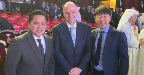 Ketum PSSI Erick Thohir dan Pelatih Shin Tae Yong berada di Doha saat drawing Piala Asia 2024.  Foto : Ist