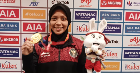 Mutiara Ayuningtias mempersembahkan emas di cabor gulat Indonesia kelas bebas putri 53 kg pada hari kedua SEA Games 2023 Kamboja. Foto ; Ist