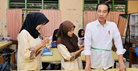 Siswi SMK 4 Jambi saat mengukur baju yang dipesan oleh Presiden Jokowi. Foto : Setpres