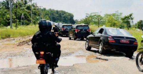 Presiden Jokowi saat meninjau jalan di Lampung. Foto : Setpres