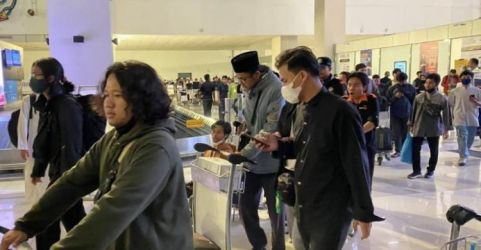 Sebanyak 100 WNI tiba yang masuk rombongan evakuasi Sudan tiba di Bandara Soekarno-Hatta, Tangerang, Banten, Selasa (2/5).   Foto: Humas Kemlu