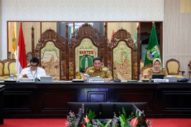 Pj Gubernur Banten Al Muktabar dan para pejabat Pemprov saat mengikuti rapat virtual yang dipimpin Mendagri Tito Karnavian. Foto : Humas Pemprov