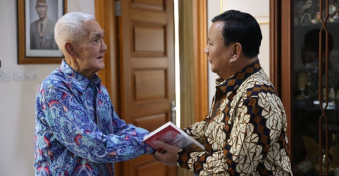 Prabowo Subianto saat menenui Mantan Wapres Try Sutrisno.  Foto : Ist