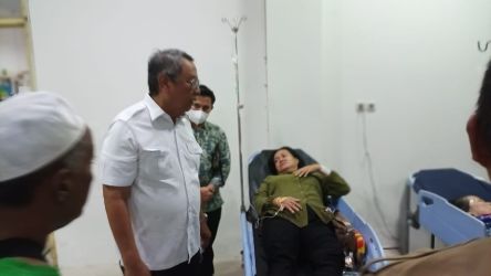 Wali Kota Benyamin Davnie telah tiba di RS Soeselo Slawi untuk melihat kondisi korban. (Dok. Humas Pemkot Tangsel)