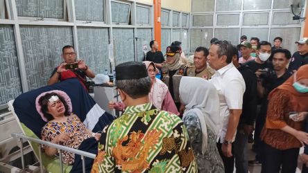 Wali Kota Benyamin Davnie telah tiba di RS Soeselo Slawi untuk melihat kondisi korban. (Dok. Humas Pemkot Tangsel)