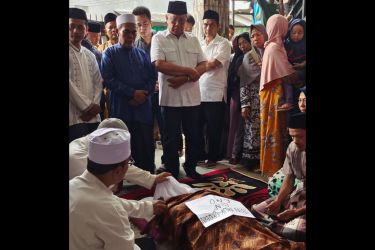 Wali Kota Benyamin Datangi Korban Kedua yang Meninggal akibat Kecelakaan Bus di Guci Tegal. (Dok. Humas Pemkot Tangsel)