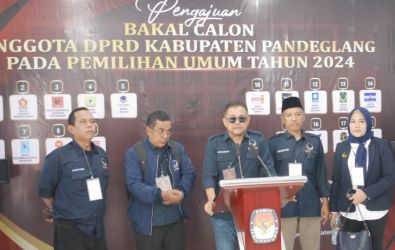 Ketua DPD NasDem Pandeglang, Beni Sudrajat, saat menyampaikan keterangan pers di Kantor KPU, Kamis (11/5/2023).(Ari Supriadi/Tangsel Pos)