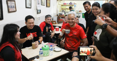 Ganjar Pranowo ngopi di Pecenongan, Jakarta. Foto : Ist