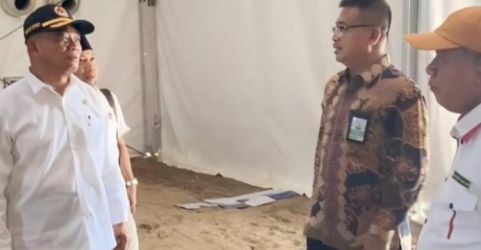 Menteri PMK Muhadjir Effendi (kiri) saat meninjau fasilitas tenda di Arafah. Foto : Ist