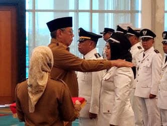 Walikota Tangsel Benyamin Davnie melantik ratusan Pejabat Administrasi dan Fungsional di Lingkungan Pemkot Tangsel, Senin (5/6). (Dok. Humas Pemkot Tangsel)