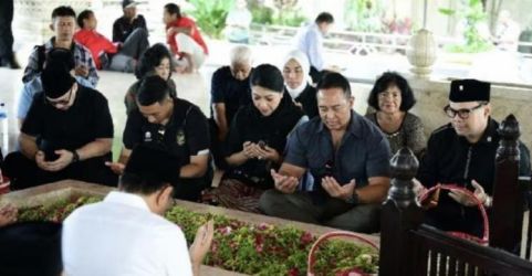 Mantan Panglima TNI Jenderal (Purn) Andika saat ziarah ke mskam Bung Karno. Foto : Ist