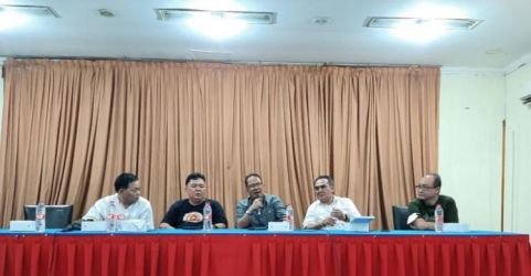 Ketua Pelaksana acara deklarasi relawan pendukung Joko Widodo (Jokowi) mendukung Ganjar Pranowo menjadi Presiden 2024, Teddy Wibisana (tengah) saat konferensi pers di Jakarta, Jumat (2/6). Foto : Ist
