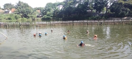 Petugas melakukan pencarian terhadap pemuda yang tenggelam di Situ Tujuh Muara, Pamulang, Selasa (20/6).(dra)