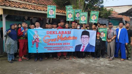 Penggiat kesenian palang pintu Kota Tangsel mendeklarasikan dukungan Capres trhadap Muhaimin Iskandar, di Pamulng, Kamis (6/7).(dra)