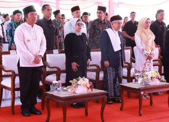 Pj Gubernur Banten Al Muktabar (kiri) bersama Wapres Maruf Amin pada acara di Ponpes An Nawawi. Foto : Humas Pemprov