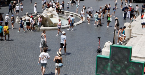 Orang-orang menghabiskan waktu dekat air mancur Fontana della Barcaccia, Piazzadi Spagna, Roma, Italia, 18 Juli 2023. Suhu diperkirakan akan meningkat dalam beberapa hari mendatang. (Foto : Reuters)